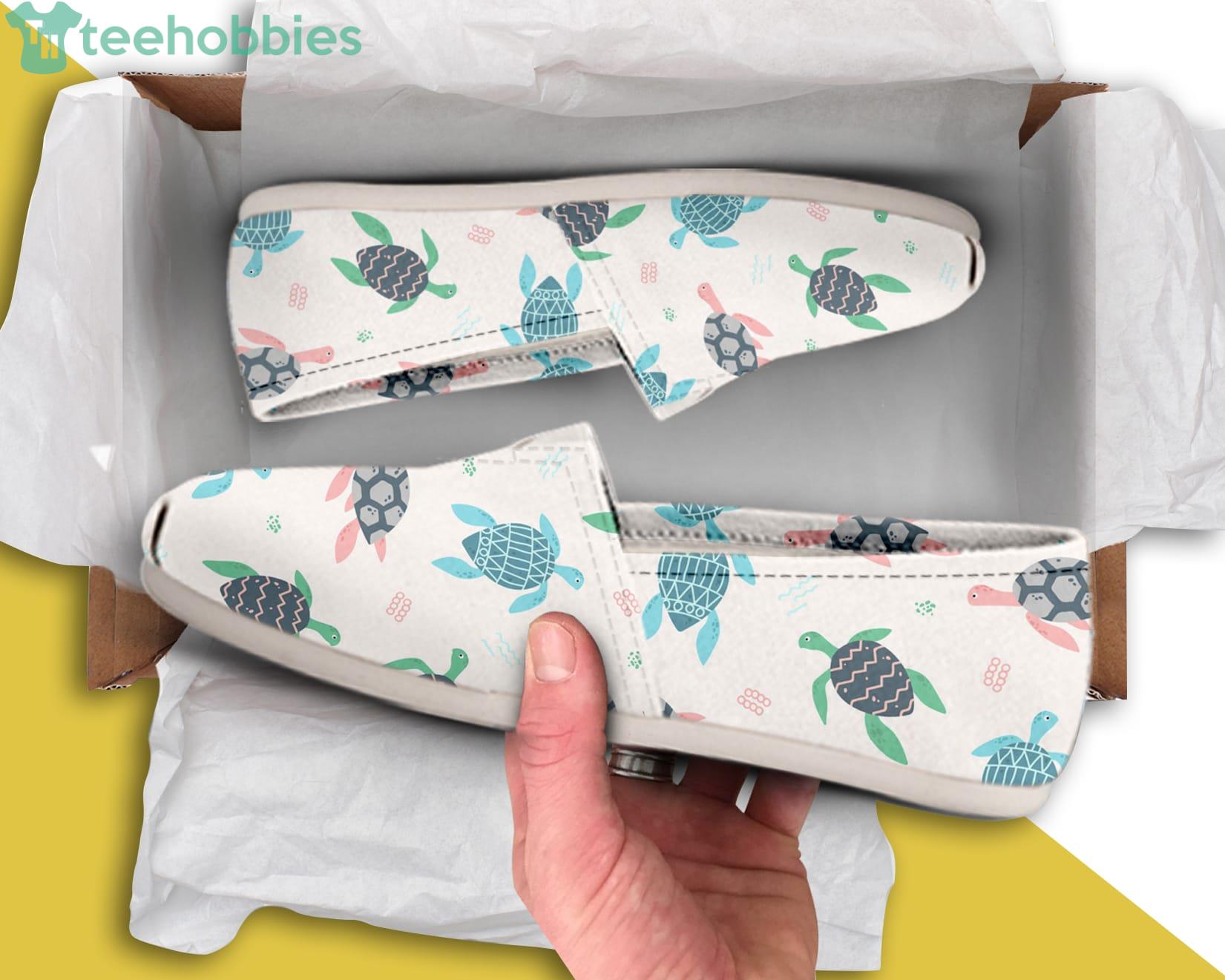 Turtle Lovely Pattern Slip On Shoes Product Photo 1