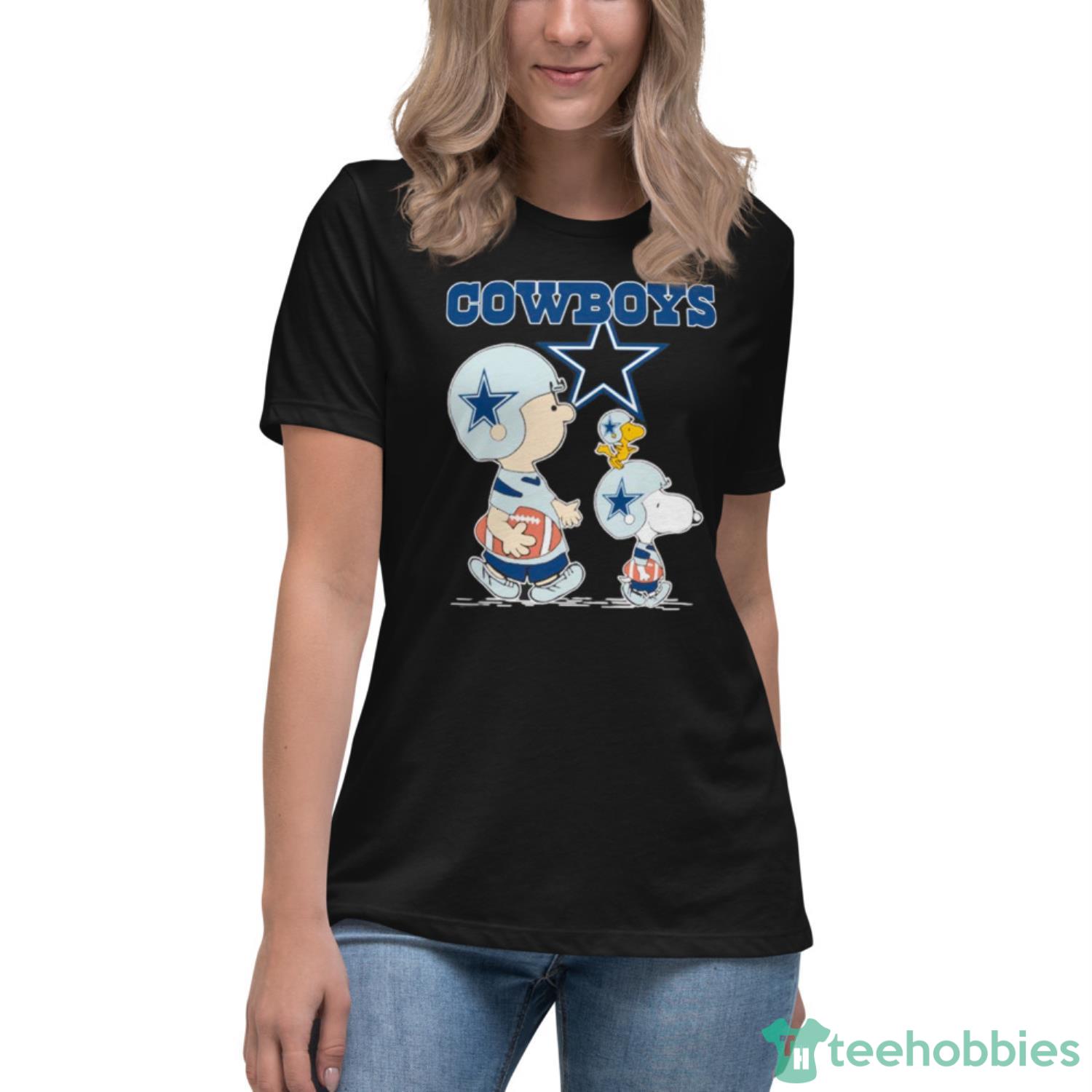 Snoopy And Woodstock Resting On Dallas Cowboys Helmet T-Shirt - T