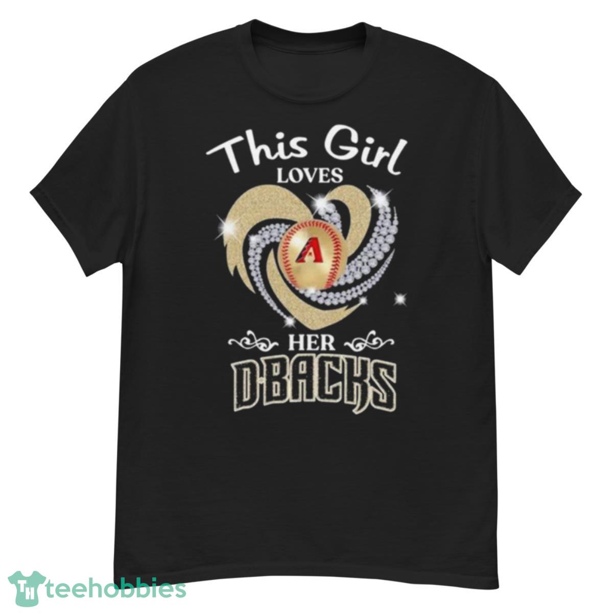 Arizona Diamondbacks 2023 This Girl Loves Her D Backs Diamond Shirt - G500 Men’s Classic T-Shirt
