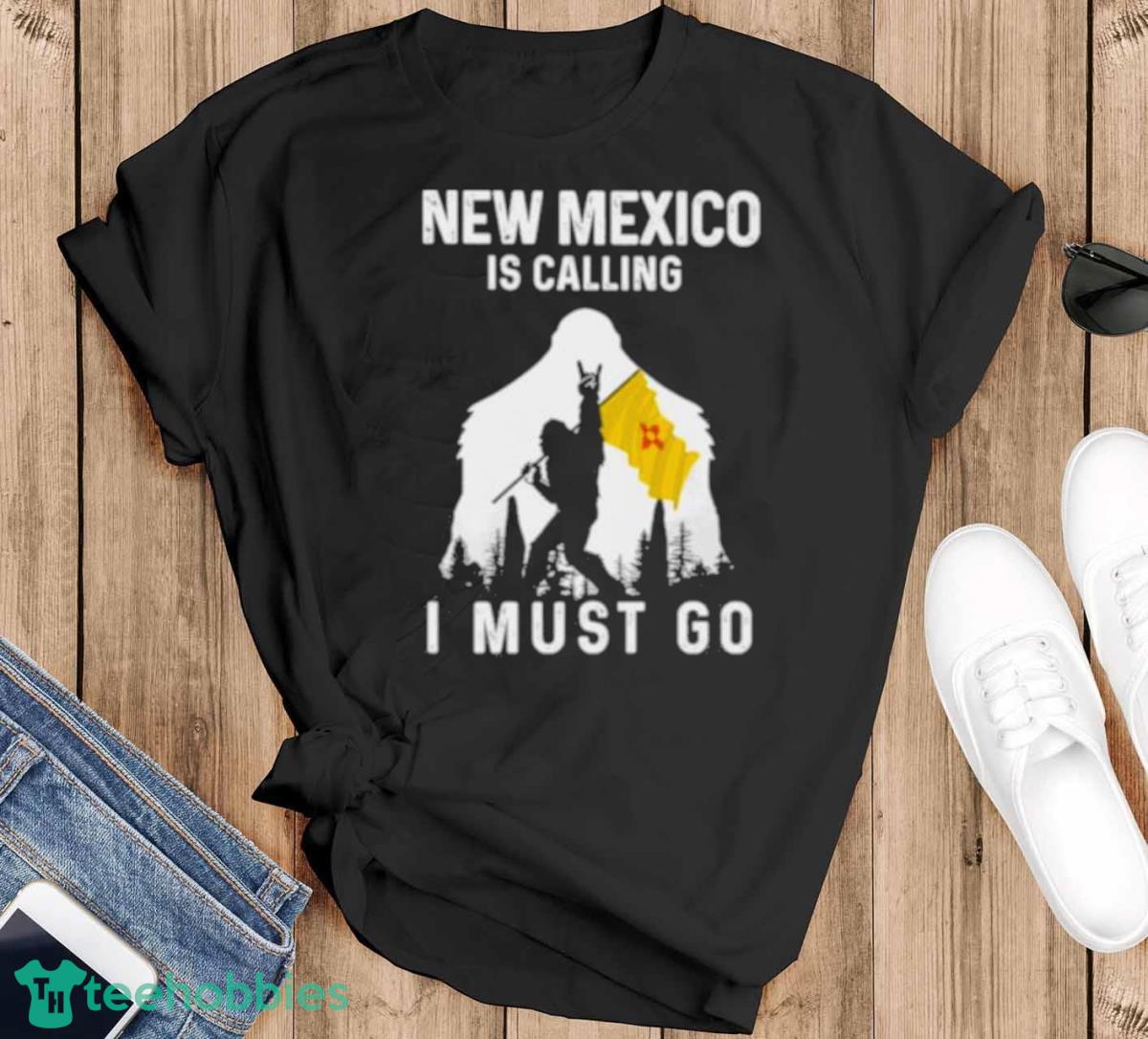 New Mexico Is Calling I Must Go Bigfoot Flag Shirt - Black T-Shirt