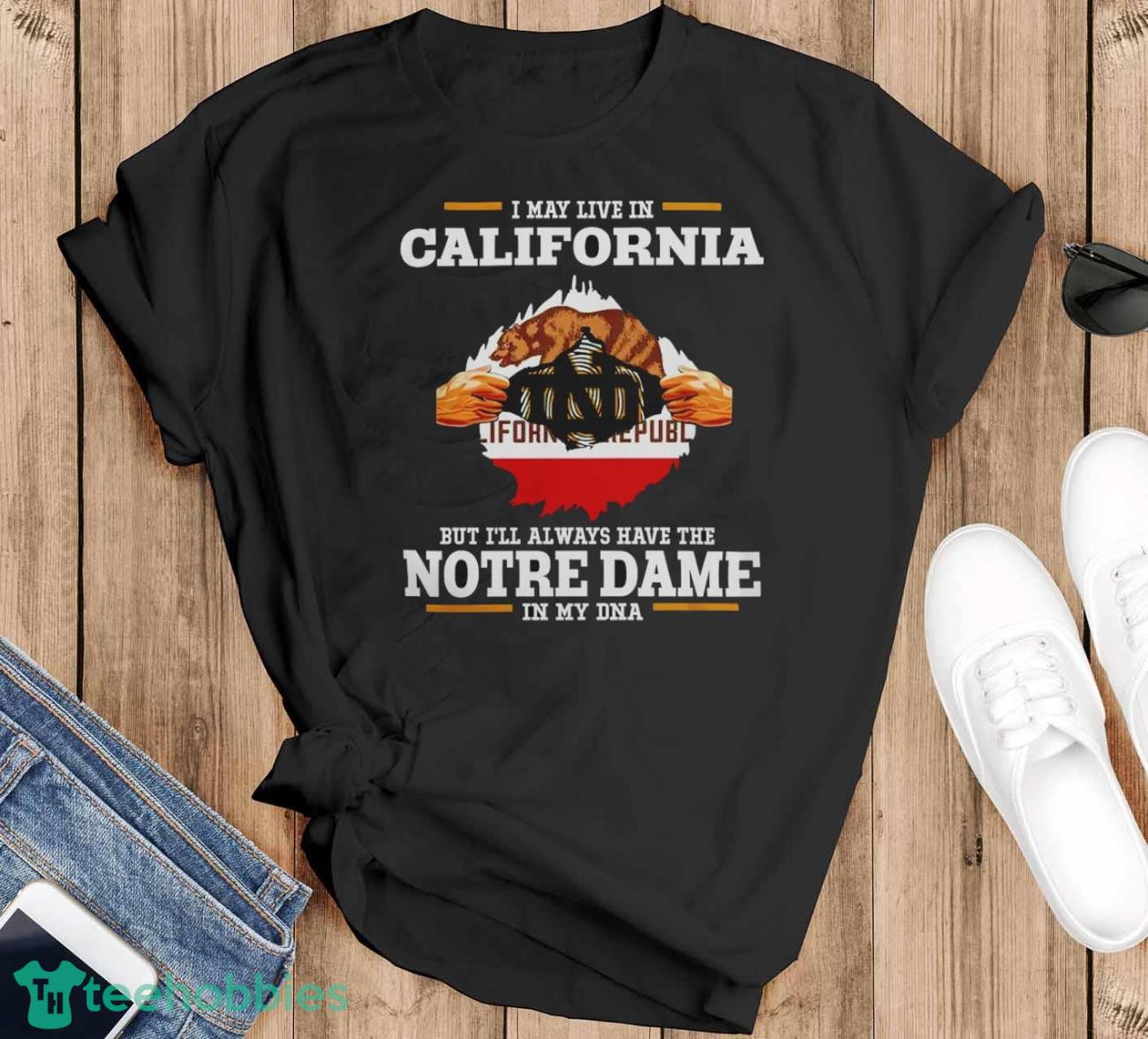 I May Live In California But I’ll Always Have The Notre Dame Fighting Irish In My Dna 2023 shirt - Black T-Shirt