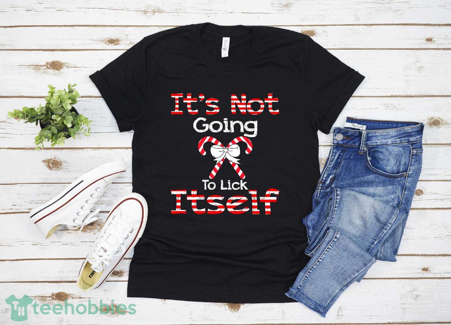 It’s Not Going To Lick Its elf Funny Christmas Candy Cane T-shirt Christmas Gift Family Christmas Shirt Product Photo 1