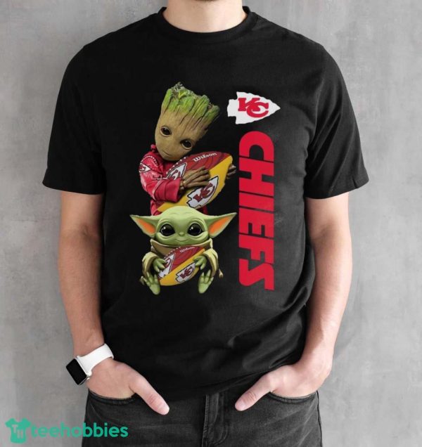 Hot Baby Yoda And Baby Groot hug Rugby Kansas City Chiefs Shirt - Black Unisex T-Shirt