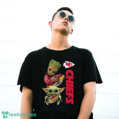 Hot Baby Yoda And Baby Groot hug Rugby Kansas City Chiefs Shirt - G500 Gildan T-Shirt
