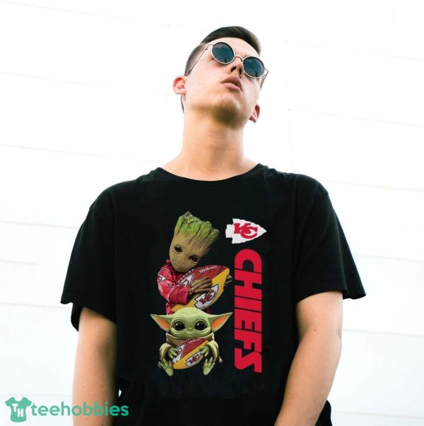 Hot Baby Yoda And Baby Groot hug Rugby Kansas City Chiefs Shirt - G500 Gildan T-Shirt