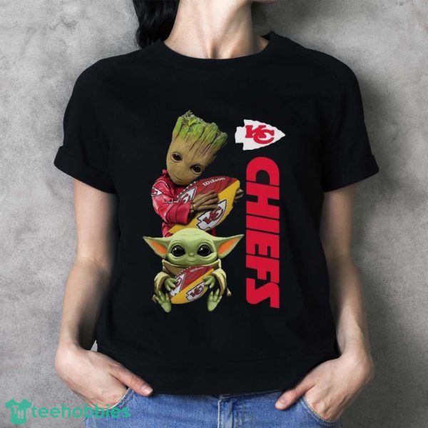 Hot Baby Yoda And Baby Groot hug Rugby Kansas City Chiefs Shirt - Ladies T-Shirt