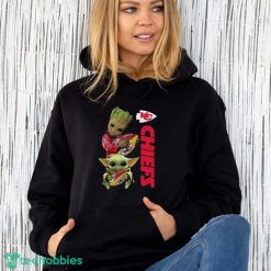 Hot Baby Yoda And Baby Groot hug Rugby Kansas City Chiefs Shirt - Unisex Hoodie