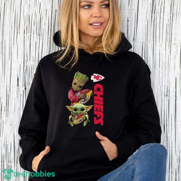 Hot Baby Yoda And Baby Groot hug Rugby Kansas City Chiefs Shirt - Unisex Hoodie