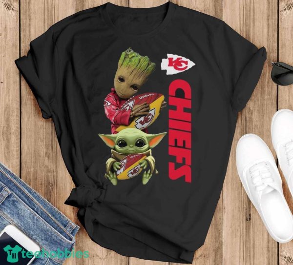 Hot Baby Yoda And Baby Groot hug Rugby Kansas City Chiefs Shirt - Black T-Shirt