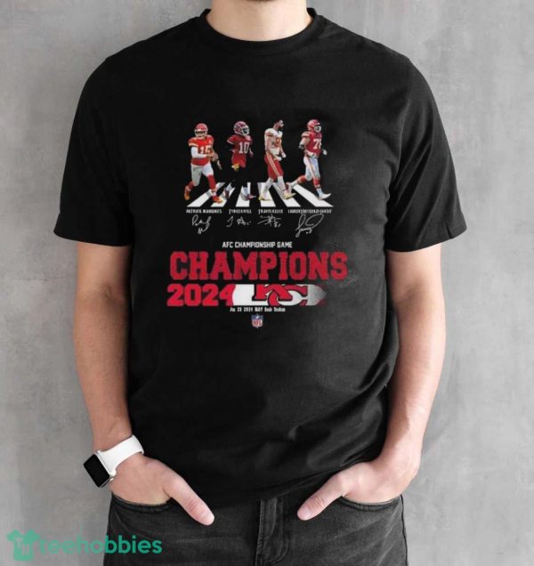 Kansas City Chiefs Is Champions Of AFC Championship Game Season 2023-2024 At Jan 28 MT Bank Stadium Abbey Road Team Member Signatures Shirt - Black Unisex T-Shirt