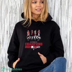 Kansas City Chiefs Is Champions Of AFC Championship Game Season 2023-2024 At Jan 28 MT Bank Stadium Abbey Road Team Member Signatures Shirt - Unisex Hoodie