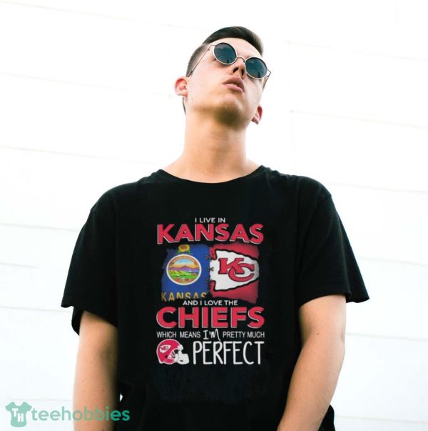 Official I Live In Kansas And I Love The Kansas City Chiefs Which Means I’m Pretty Much Perfect shirt - G500 Gildan T-Shirt