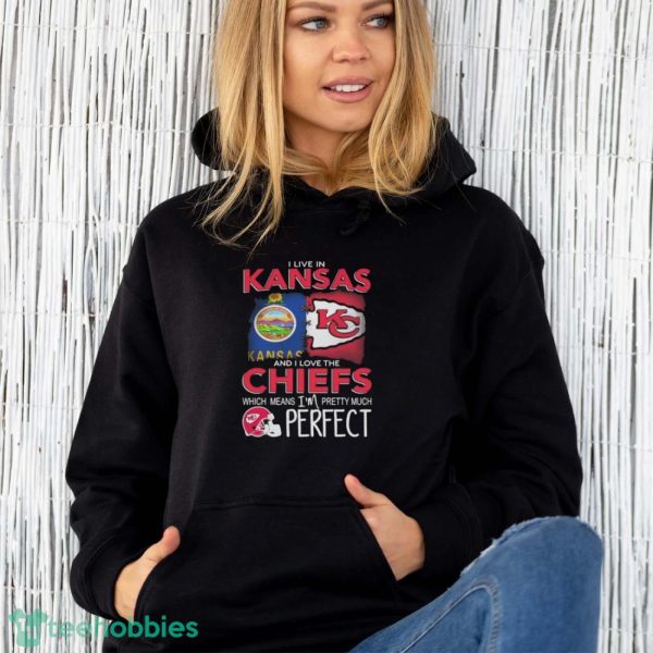 Official I Live In Kansas And I Love The Kansas City Chiefs Which Means I’m Pretty Much Perfect shirt - Unisex Hoodie