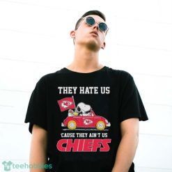 Official Peanuts Snoopy And Woodstock Driving Car Kansas City Chiefs The Y Hate Is ’cause They Ain’t Us Shirt - G500 Gildan T-Shirt