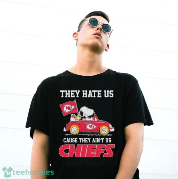 Official Peanuts Snoopy And Woodstock Driving Car Kansas City Chiefs The Y Hate Is ’cause They Ain’t Us Shirt - G500 Gildan T-Shirt