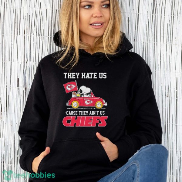 Official Peanuts Snoopy And Woodstock Driving Car Kansas City Chiefs The Y Hate Is ’cause They Ain’t Us Shirt - Unisex Hoodie