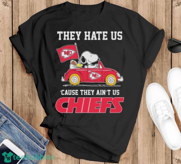 Official Peanuts Snoopy And Woodstock Driving Car Kansas City Chiefs The Y Hate Is ’cause They Ain’t Us Shirt - Black T-Shirt