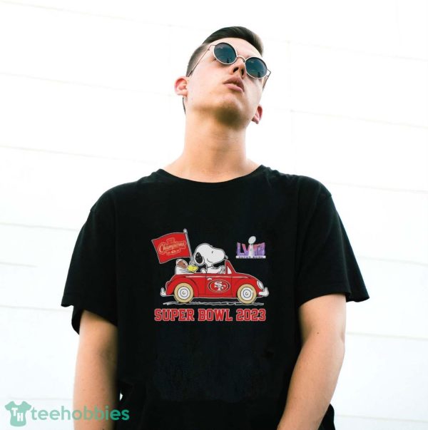 Official Peanuts Snoopy And Woodstock On Car San Francisco 49ers NFC Champions Super Bowl 2023 Shirt - G500 Gildan T-Shirt