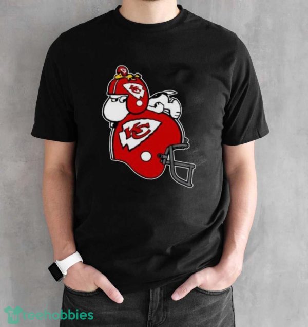 Snoopy And Woodstock Resting On Kansas City Chiefs Helmet Shirts - Black Unisex T-Shirt
