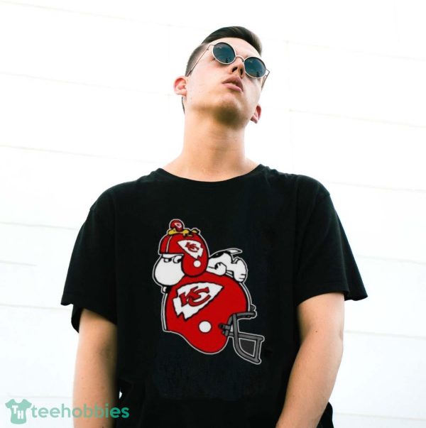 Snoopy And Woodstock Resting On Kansas City Chiefs Helmet Shirts - G500 Gildan T-Shirt