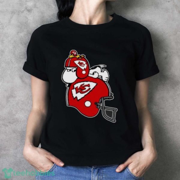 Snoopy And Woodstock Resting On Kansas City Chiefs Helmet Shirts - Ladies T-Shirt