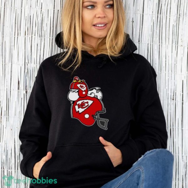Snoopy And Woodstock Resting On Kansas City Chiefs Helmet Shirts - Unisex Hoodie