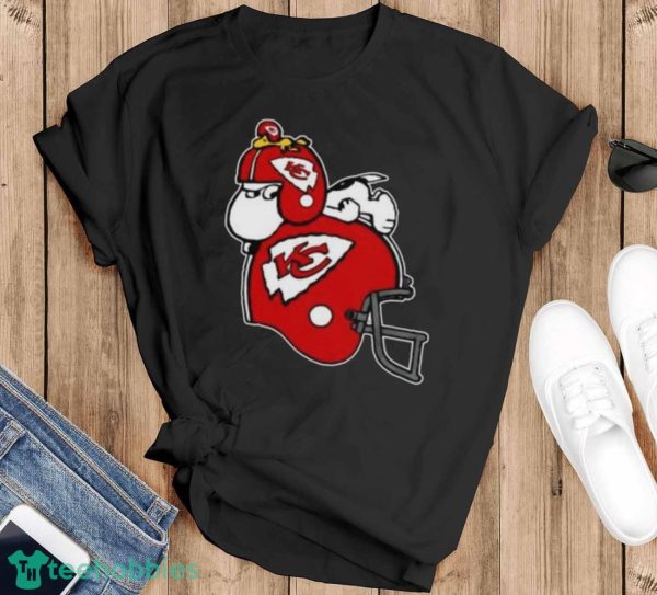 Snoopy And Woodstock Resting On Kansas City Chiefs Helmet Shirts - Black T-Shirt