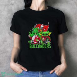 Tampa Bay Buccaneers Baby Yoda Happy St.Patrick’s Day Shamrock Shirt - Ladies T-Shirt
