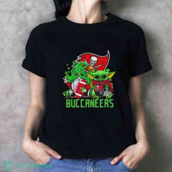 Tampa Bay Buccaneers Baby Yoda Happy St.Patrick’s Day Shamrock Shirt - Ladies T-Shirt