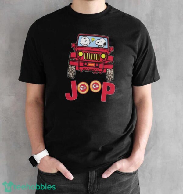 Kansas City Chiefs Snoopy And Charlie Brown Driving Jeep T-Shirt - Black Unisex T-Shirt