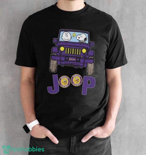 Minnesota Vikings Snoopy And Charlie Brown Driving Jeep T-Shirt - Black Unisex T-Shirt