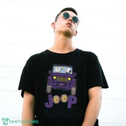 Minnesota Vikings Snoopy And Charlie Brown Driving Jeep T-Shirt - G500 Gildan T-Shirt
