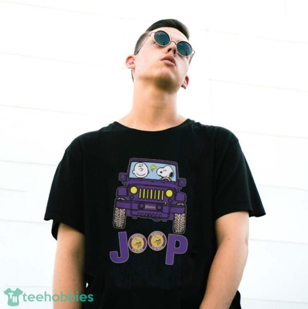Minnesota Vikings Snoopy And Charlie Brown Driving Jeep T-Shirt - G500 Gildan T-Shirt