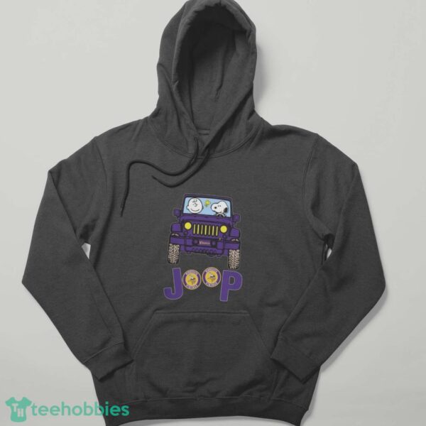Minnesota Vikings Snoopy And Charlie Brown Driving Jeep T-Shirt - Hoodie