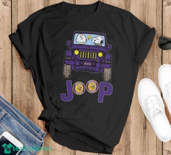 Minnesota Vikings Snoopy And Charlie Brown Driving Jeep T-Shirt - Black T-Shirt