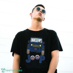 New York Mets Snoopy And Charlie Brown Driving Jeep T Shirt image New York Mets Snoopy And Charlie Brown Driving Jeep T-Shirt - G500 Gildan T-Shirt