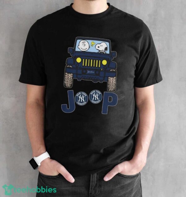New York Yankees Snoopy And Charlie Brown Driving Jeep T-Shirt - Black Unisex T-Shirt