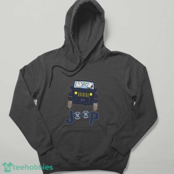 New York Yankees Snoopy And Charlie Brown Driving Jeep T-Shirt - Hoodie