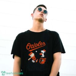 Official Peanuts Charlie Brown And Snoopy Playing Baseball Baltimore Orioles T-Shirt - G500 Gildan T-Shirt