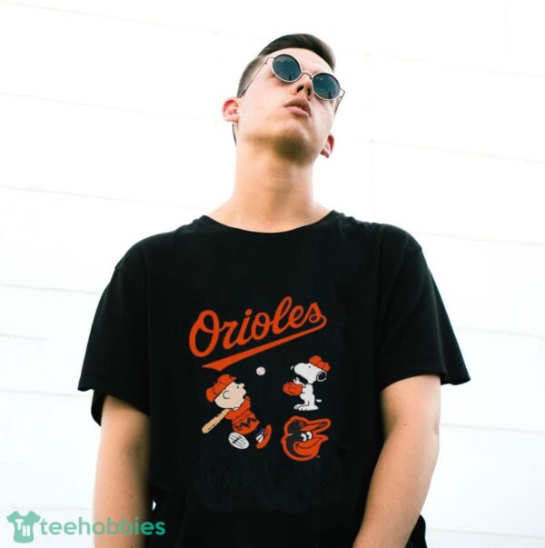 Official Peanuts Charlie Brown And Snoopy Playing Baseball Baltimore Orioles T-Shirt - G500 Gildan T-Shirt