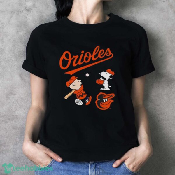 Official Peanuts Charlie Brown And Snoopy Playing Baseball Baltimore Orioles T-Shirt - Ladies T-Shirt