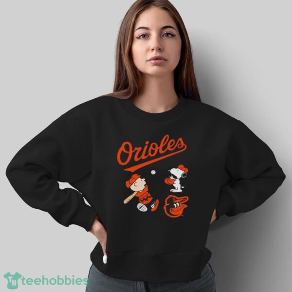 Official Peanuts Charlie Brown And Snoopy Playing Baseball Baltimore Orioles T-Shirt - Sweatshirt