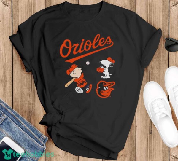 Official Peanuts Charlie Brown And Snoopy Playing Baseball Baltimore Orioles T-Shirt - Black T-Shirt