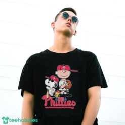 Official The Peanuts Movie Characters Philadelphia Phillies Baseball 2024 Shirt - G500 Gildan T-Shirt