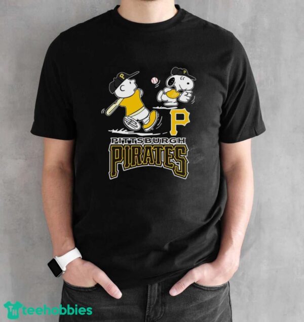 Peanuts Charlie Brown And Snoopy Playing Baseball Pittsburgh Pirates T-Shirt - Black Unisex T-Shirt