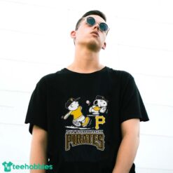 Peanuts Charlie Brown And Snoopy Playing Baseball Pittsburgh Pirates T-Shirt - G500 Gildan T-Shirt