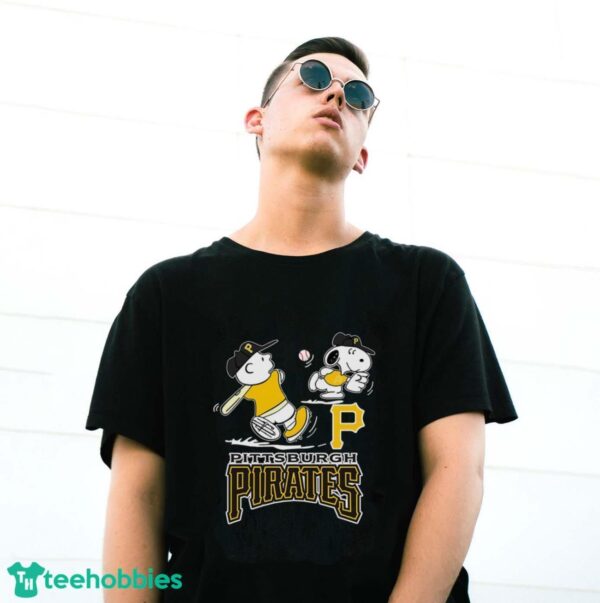 Peanuts Charlie Brown And Snoopy Playing Baseball Pittsburgh Pirates T-Shirt - G500 Gildan T-Shirt