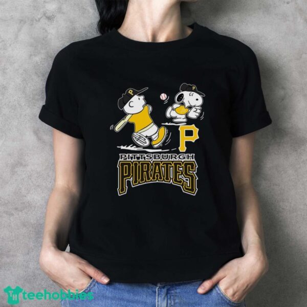Peanuts Charlie Brown And Snoopy Playing Baseball Pittsburgh Pirates T-Shirt - Ladies T-Shirt