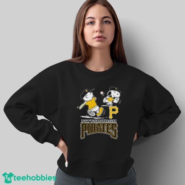 Peanuts Charlie Brown And Snoopy Playing Baseball Pittsburgh Pirates T-Shirt - Sweatshirt