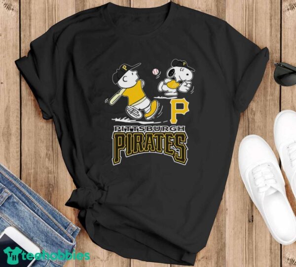 Peanuts Charlie Brown And Snoopy Playing Baseball Pittsburgh Pirates T-Shirt - Black T-Shirt